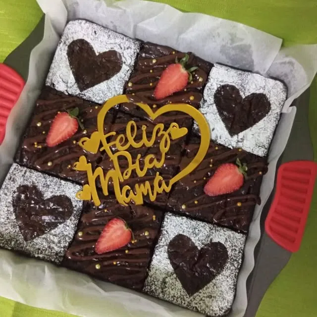 Bandeja de brownie en cuadros con corazones de azúcar glas, fresas y topper dorado de Feliz Día Mamá