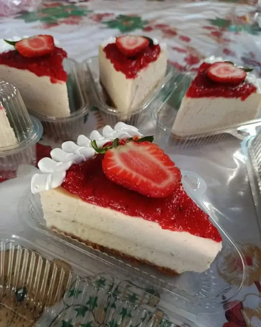 Porciones de cheesecake de fresa en sus estuches