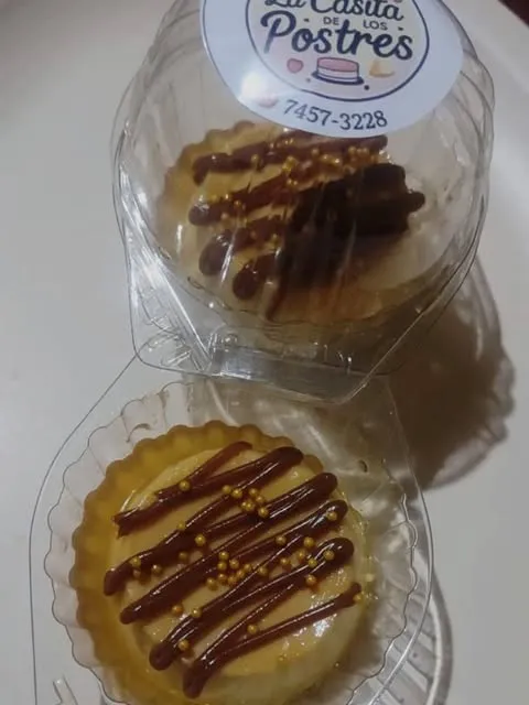 Flan individual con chocolate y perlas doradas en su estuche