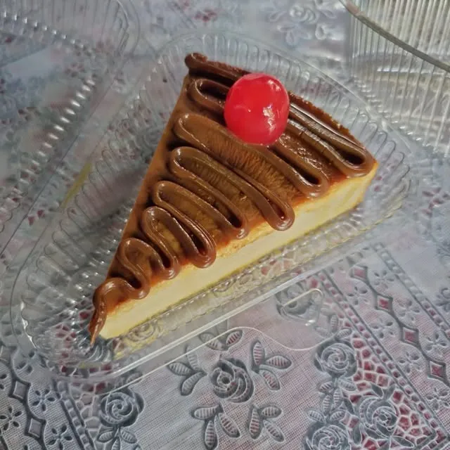 Porción de flan napolitano con chocolate y cereza