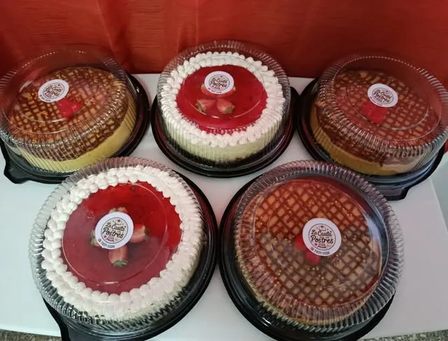 Cinco pasteles enteros bajo domo: cheesecakes de fresa y flanes napolitanos
